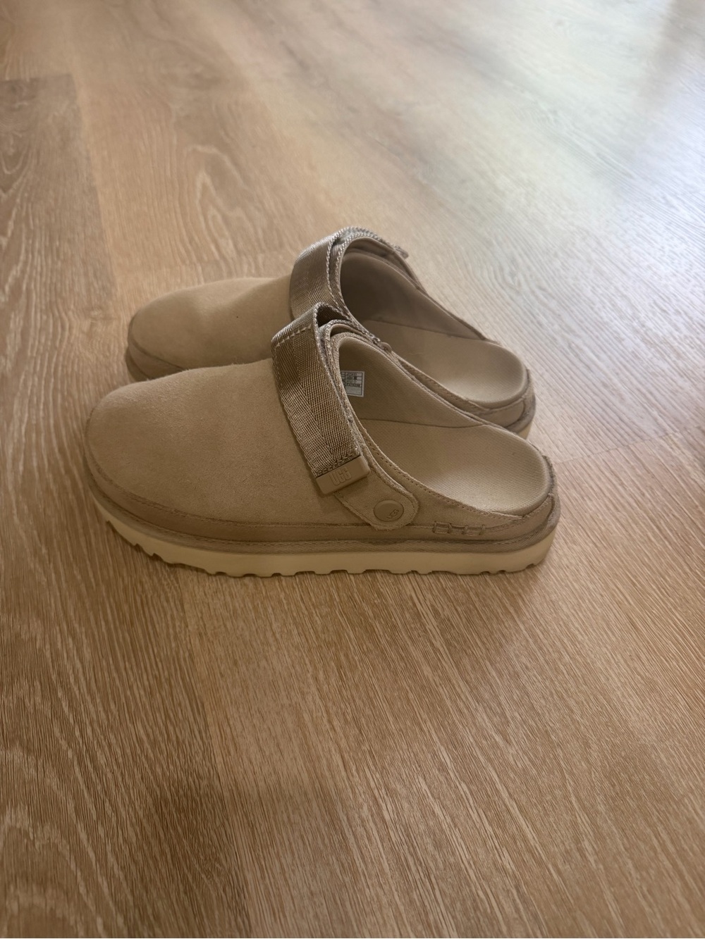 Women’s UGG goldenstar clog in sand